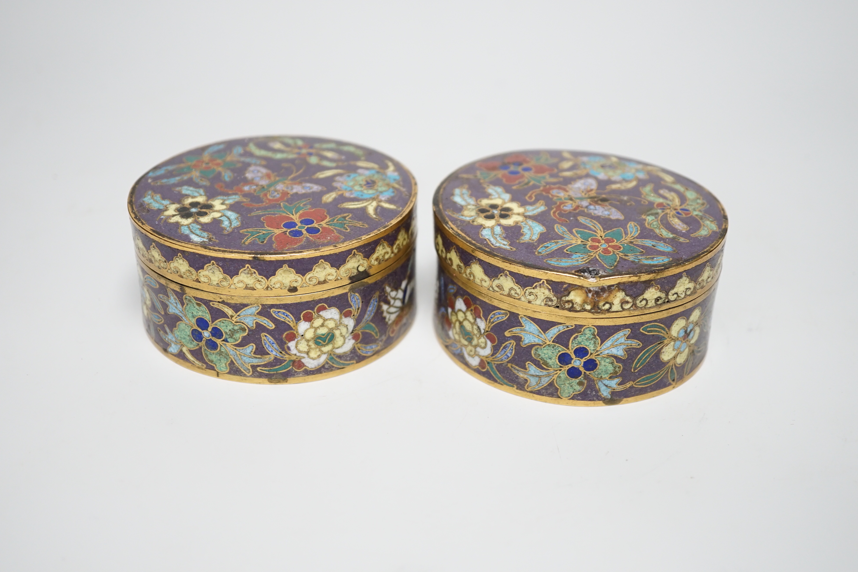 A pair of Chinese cloisonné enamel circular boxes and covers, Qing dynasty, 9.5cm diameter